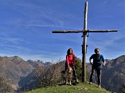 36 Alla rustica croce lignea del Monte Colle (1750 m) panorama sulle cime orobiche